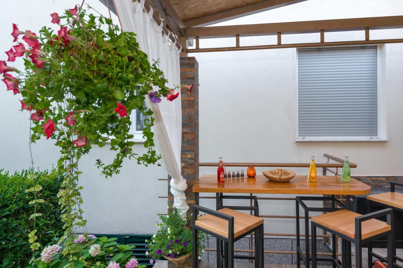 Summer Orchid - Spacious Duplex By The Beach & Ps5 Stobrec Exterior photo