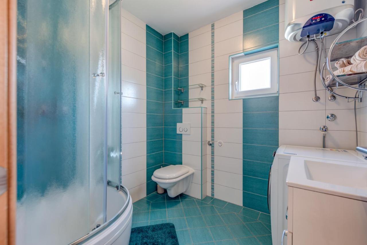 Summer Orchid - Spacious Duplex By The Beach & Ps5 Stobrec Exterior photo