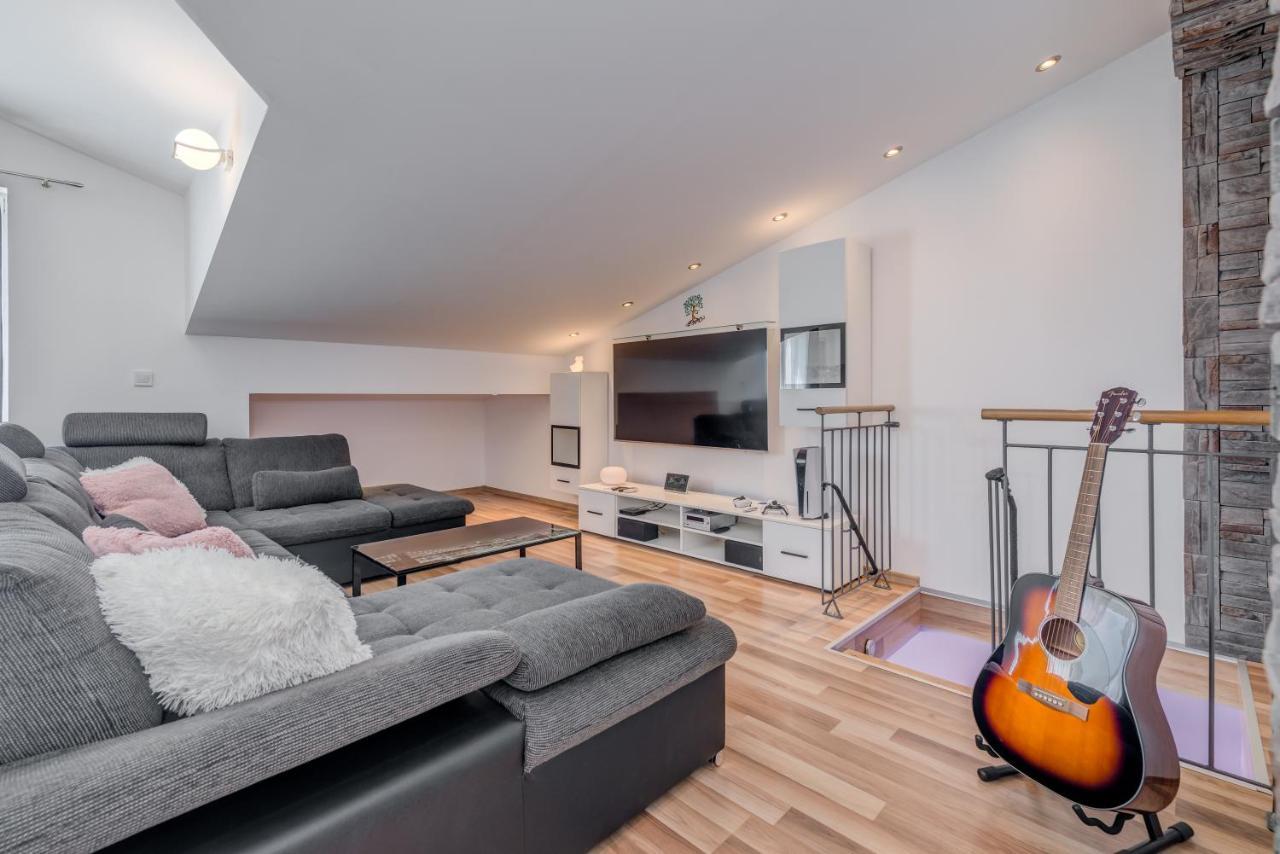 Summer Orchid - Spacious Duplex By The Beach & Ps5 Stobrec Exterior photo