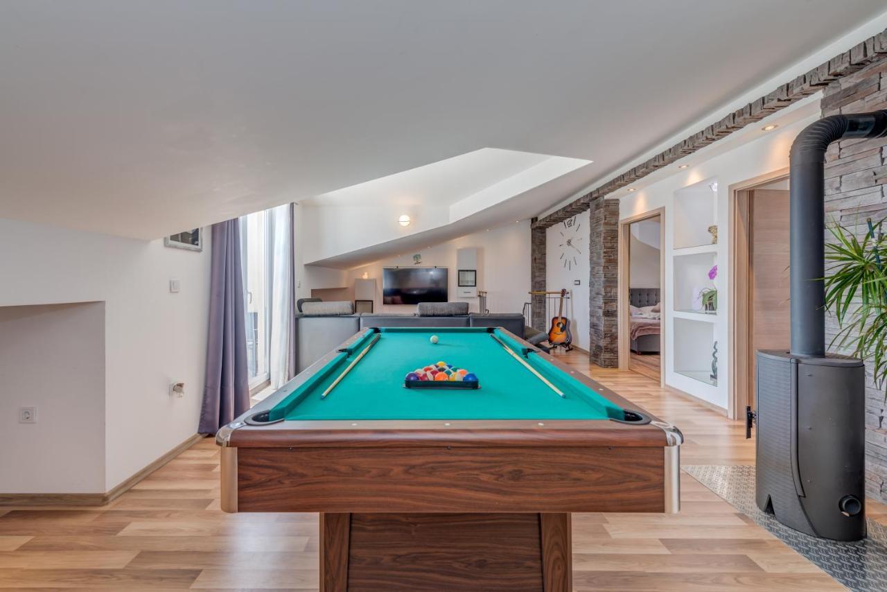 Summer Orchid - Spacious Duplex By The Beach & Ps5 Stobrec Exterior photo