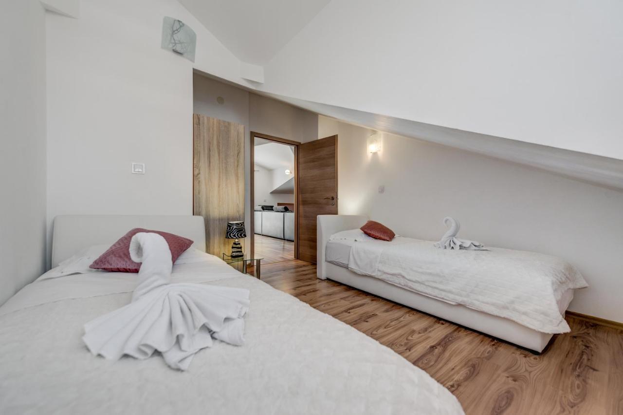 Summer Orchid - Spacious Duplex By The Beach & Ps5 Stobrec Exterior photo