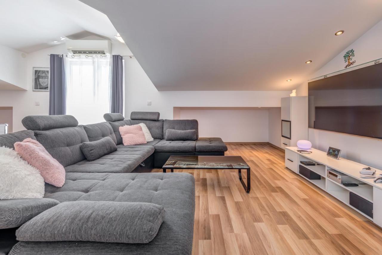 Summer Orchid - Spacious Duplex By The Beach & Ps5 Stobrec Exterior photo